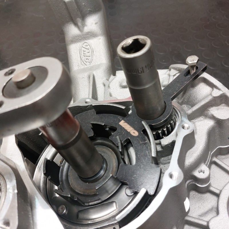 Clutch basket and VMC pinion locking key for small frame Vespas